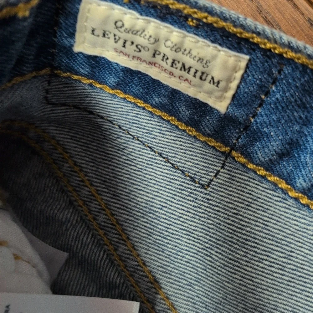 Levi's 501 -  Distressed Women's Shorts - Picture 5 of 6